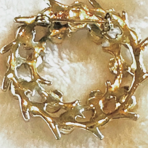 Vintage Gold Tone Wreath Brooch 2 Row Faux Pearls Circle Pattern Pin 1960’s - Picture 3 of 3